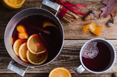 Isteni, fűszeres forralt bor a hideg estékre: naranccsal lesz a legfinomabb