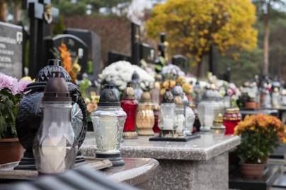 Így változik a temetők nyitvatartása a halottak napja miatt - A BKK rendkívüli járatokat is indít a hosszú hétvégén