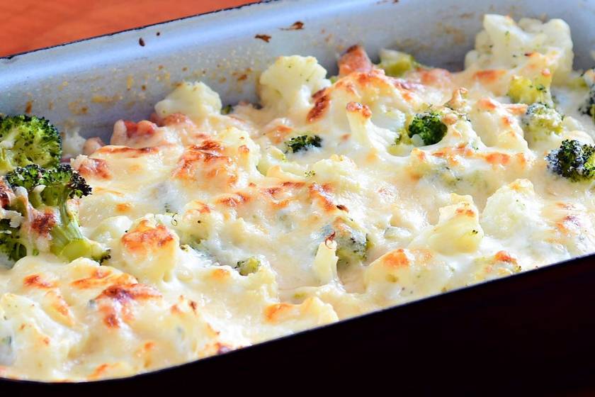Brokkolis, karfiolos rakottas tejszínes szószban sütve: pirult sajt borítja