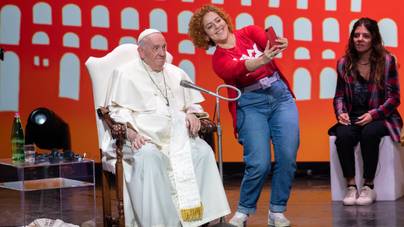 Erre is képesek emberek azért, hogy a pápát láthassák: szörnyű vatikáni tettek