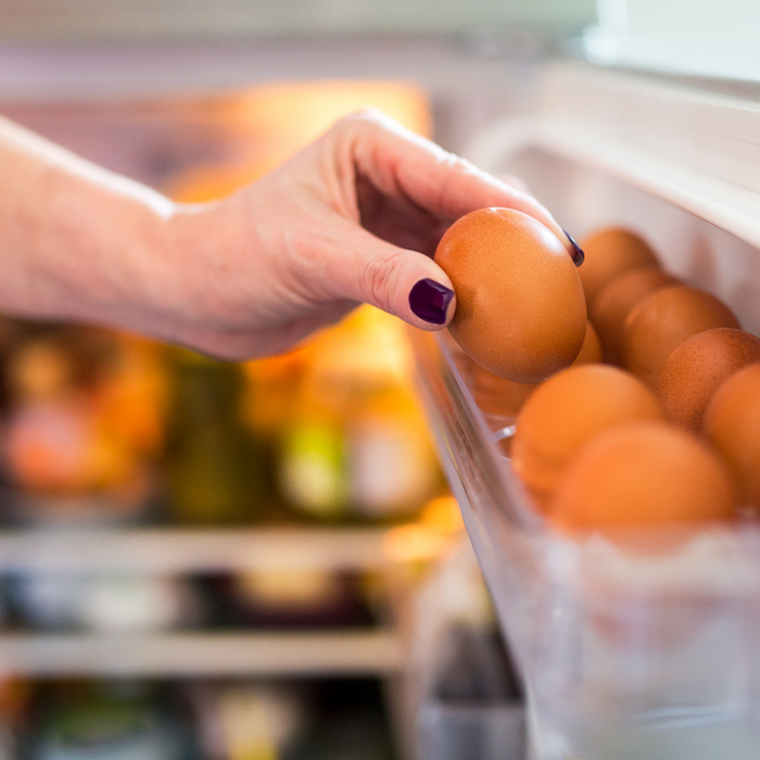 Ezért tilos a hűtő ajtajában tartani a tojást