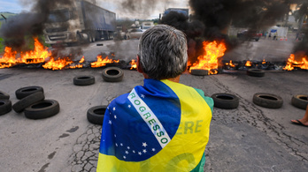Lezárták az utakat a Bolsonaro-párti kamionsofőrök, gumiégetéssel tiltakoznak az eredmények miatt
