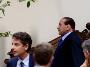 Bevonták Berlusconi útlevelét