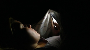 Fáradtak és fejfájósak a gyermekek, mert túl sokat telefonoznak lefekvés előtt