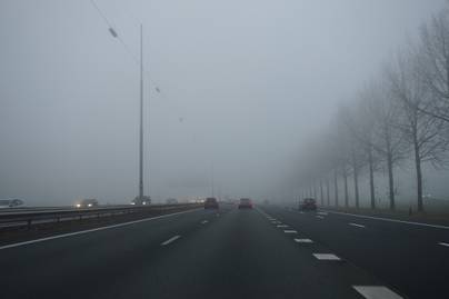7 életmentő tanács, ha ködben vezetsz: az autópályán különösen fontosak