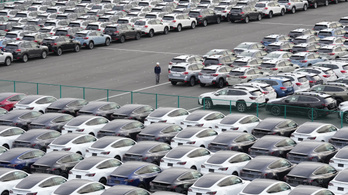 Több millió autót hívott vissza a Tesla