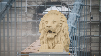 Videóban mutatta meg a BKK, hogy készült a Lánchíd Lego-oroszlánja