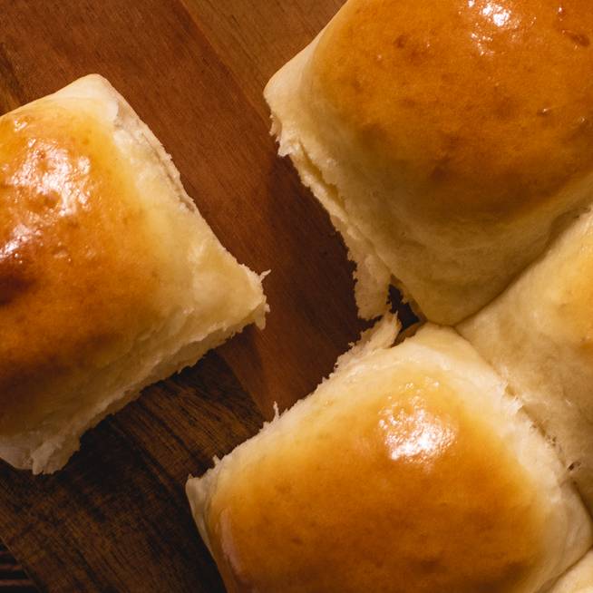 Puha, foszlós buci kevés munkával: készítsd házilag a péksütit