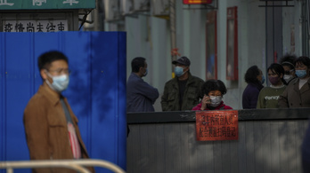 Emelkednek az esetszámok, több ezer járatot töröltek Kínában