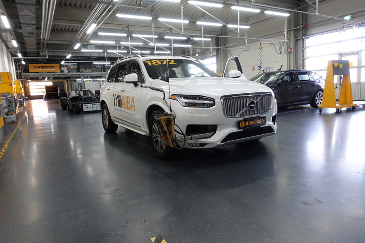 Egy Volvo XC90-et készítenek elő a tesztre, már rajta a horog, amin a vonószerkezethez csatlakozik