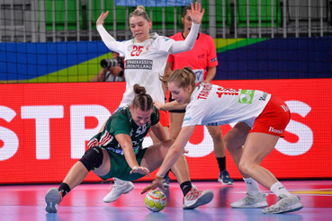 A dán Trine Jensen Ostergaard (b, fent) és Mette Tranborg (j), valamint Bordás Réka (b, lent) a női kézilabda Európa-bajnokság Magyarország - Dánia mérkőzésén a ljubljanai Stozice Arénában 2022. november 10-én