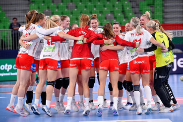 A győztes dán csapat ünnepel a női kézilabda Európa-bajnokság Magyarország - Dánia mérkőzése után a ljubljanai Stozice Arénában 2022. november 10-én