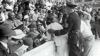 Miért próbálta arcon csókolni egy amerikai turistanő Hitlert?