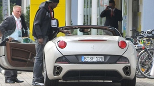 Usain Bolt Ferrariba ül
