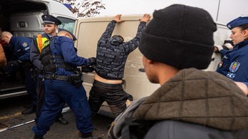 Elfogták a rendőrökre lövöldöző embercsempészeket, Budapestig üldözték őket