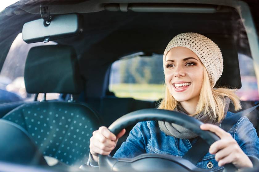 Szabad-e megállni autóval a lassítósávon? 10 kérdés, amit jogosítvánnyal tudni kell