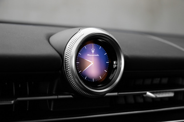 A legjellegzetesebb Maserati-elem, a középső óra, ami mostanra digitális