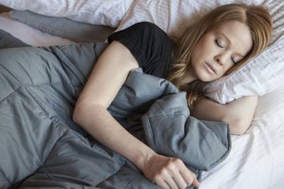 Melegen tart éjszaka, javítja az alvásminőséget: így segítheti a pihenést a súlyozott takaró
