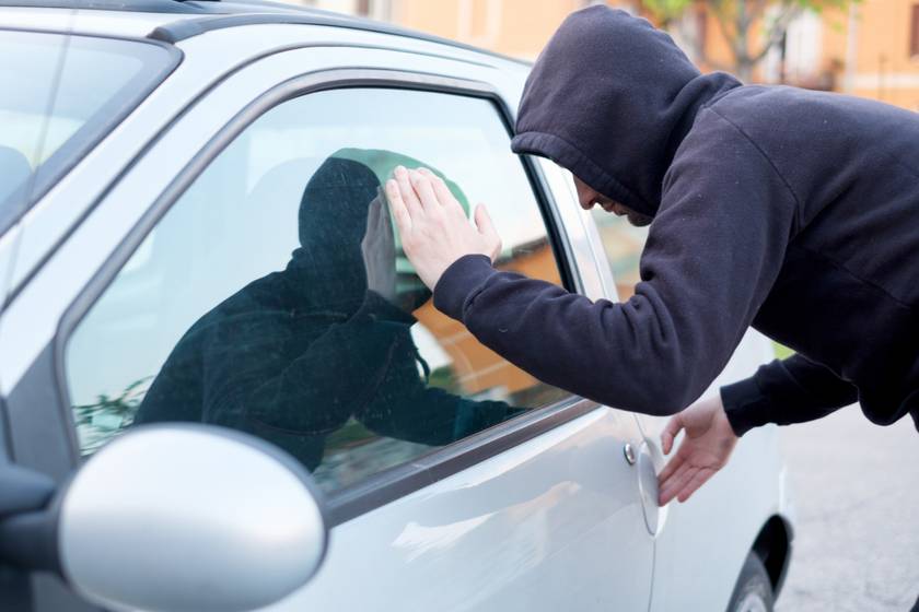 Aljas módszert vetnek be a tolvajok az autók feltörésénél: egy pénzérmét használnak hozzá