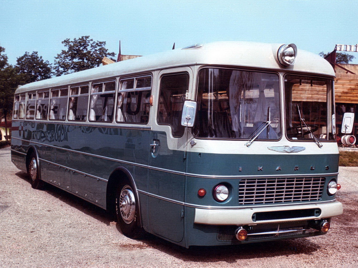 Végül nem a képen látható Ikarus 557-es távolsági autóbuszt fejlesztették tovább, hanem egy teljesen új típust terveztek
                        