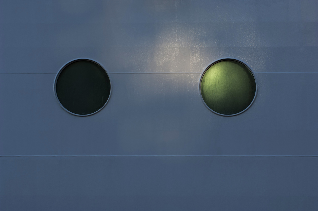 Két hajóablak, fekete és zöld