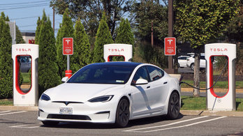 A Tesla több mint 300 ezer járművet hív vissza