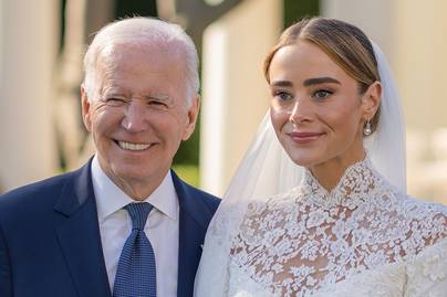 Joe Biden 28 éves unokája ilyen szép menyasszony volt: Naomi csipkés ruhában ment férjhez a Fehér Házban