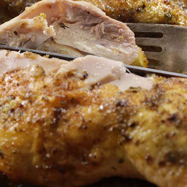 Egészben sült, csípős piri-piri csirke: a bőre ropogós, a húsa szaftos