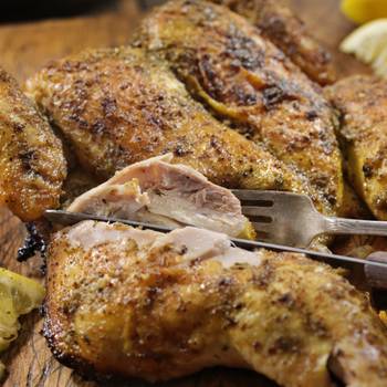 Egészben sült, csípős piri-piri csirke: a bőre ropogós, a húsa szaftos