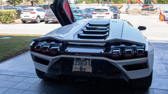 Visszahívja a Lamborghini az új Countach-t – lerepülhetnek a hátsó üvegei!