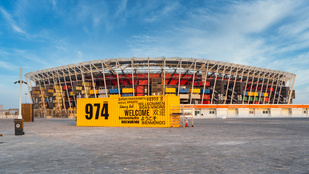 Konténerekből épült stadionban mérkőzik ma meg egymással a mexikói és lengyel válogatott