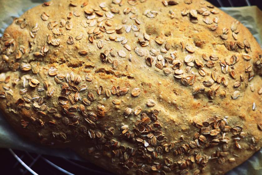 Gluténmentes kenyér kelesztés nélkül: szezámmagliszt az alapja