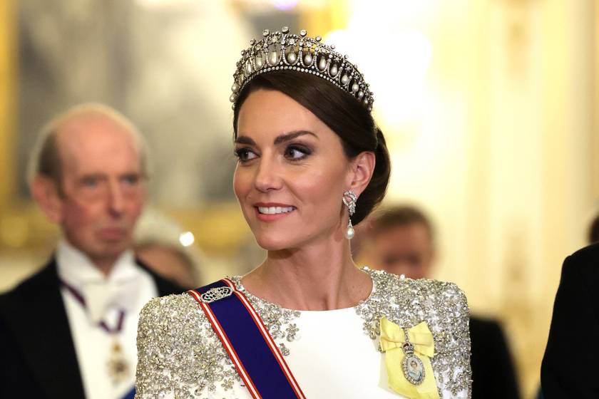 Katalin hercegné hófehér estélyiben varázsolt el mindenkit a palotában: Erzsébet királynő és Diana előtt is tisztelgett