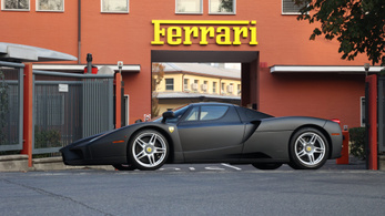 Eladó a gyárilag mattfekete Ferrari Enzo, amiről eddig nem is tudtunk