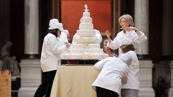 Elárverezték Vilmos herceg és Katalin hercegné esküvői tortájának egy darabját