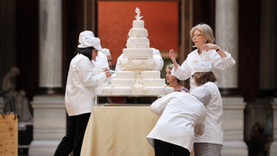 Elárverezték Vilmos herceg és Katalin hercegné esküvői tortájának egy darabját