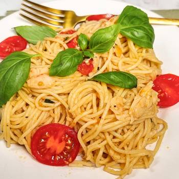 Fokhagymás spagetti percek alatt: pirított mandulaszeletek gazdagítják