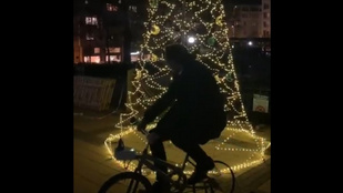 Biciklizni kell az egyik budapesti kerületben, hogy világítson a karácsonyfa
