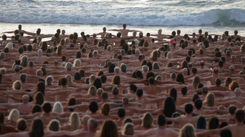 2500-an pózoltak meztelenül Ausztrália tengerpartján