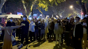 Ritkán látott zavargások, tiltakozások Kínában, ezrek tüntettek a Covid-korlátozások ellen