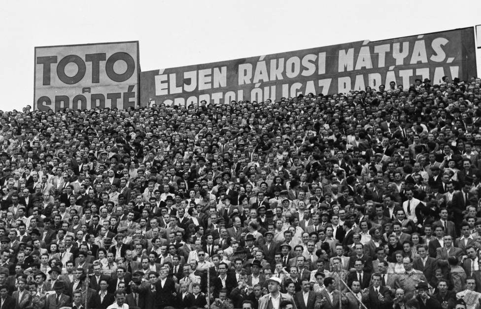 "Éljen Rákosi Mátyás, a sportolók igaz barátja" - hirdeti a transzparens a Magyari úti stadion lelátóján az 1949. júliusi magyar-olasz meccsen. Ekkora már vége a koalíciós éveknek, a választáson már csak a népfront indult és nyert. Szeles, esős volt az idő, az olaszok szereztek vezetést, Deák Ferenc egyenlített. Deák az 1945-46-os bajnokságban 66 góllal lett gólkirály, ez a mai napig világcsúcs. 1:1 maradt a végeredmény, bár sok volt a helyzet, de - ahogy Szepesi György riporter fogalmazott a meccsen - folyton fölé, mellé. Az 1950-re kialakult aranycsapatból csak négyen játszottak, Bozsik, Budai, Kocsis és Puskás.