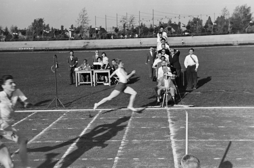 Gyarmati Olga elsőként ér célba a 100m síkfutás döntőjében az 1949-es országos atlétikai bajnokságon a csepeli sporttelepen. Gyarmati négy számban is az élen végzett, a 100m síkfutás mellett 80m gétfutásban, távolugrásban és magasugrásban. Első maygar bajnoki címét 1941-ben, az utolsót 1956-ban szerezte. Gyarmati 1948-ban  megnyerte a londoni olimpia távolugró számát. Az 1956-os olimpiáról nem tért haza, Angliában, majd az USA-ban telepedett le, ott él ma is, Orange (Massachusetts) városában. 