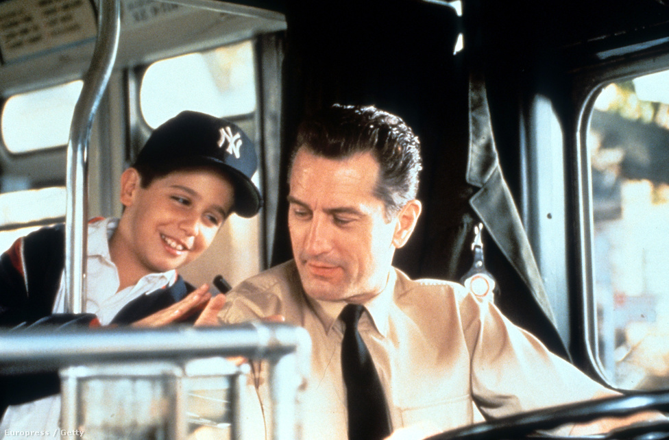 De Niro viszonylag későn, 1993-ban kapott kedvet a rendezéshez. Első rendezése a Bronxi mese lett, egy teljesen vállalható film egy buszsofőr apáról (De Niro játssza), aki aggódik a fiáért, nehogy a helyi maffiafőnök szolgálatába álljon. 2006-ban rendezett legközelebb, Az ügynökséget Matt Damonnal és Angelina Jolie-val a főszerepekben.