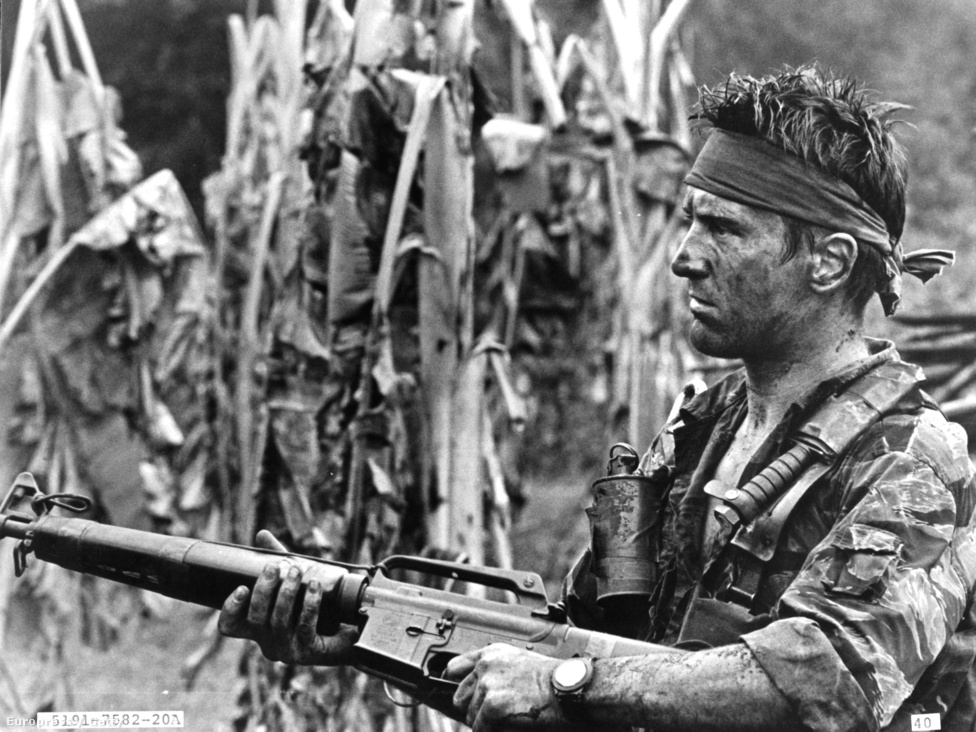 1978, A szarvasvadász és egy újabb Oscar-jelölés. Michael Cimino filmje három barát sorsán keresztül mesél a vietnami háború pusztításáról. Bemutatásakor nagy felháborodást váltott ki, a szocialista országokban tiltólistára is került. Manapság egyike a "minden idők legjobb filmjei" listák állandó szereplőinek. Megérdemelten: megrázó, kegyetlen film, amin nem fogott az idő.  