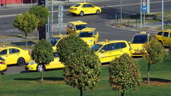 Sürgős tarifaemelésről és kedvezményekről egyeztetnének a taxisok
