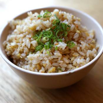 Pergős, fokhagymás-vajas rizs: egyszerűen készül az izgalmas köret