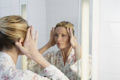 Fokozott ráncosodás, hajhullás hívhatja fel a figyelmet az állapotra: 40 éves kor előtt fontos orvoshoz fordulni