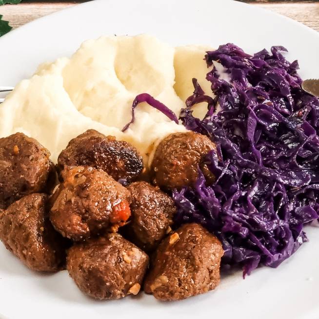 Hamis húsgolyók az ünnepi asztalra: krumplipürével és lila káposztával kínáld
