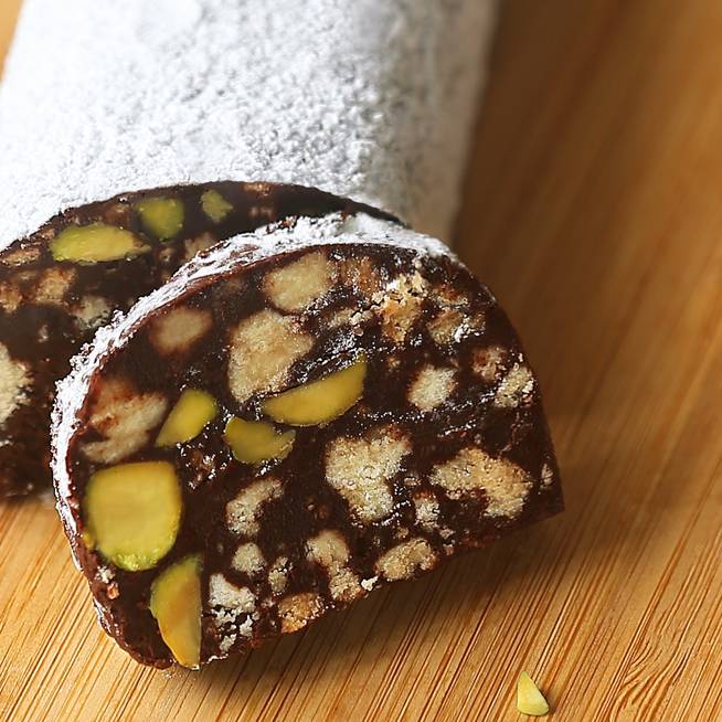Isteni pisztáciás csokiszalámi 5 hozzávalóból: sütés nélkül készül az édesség