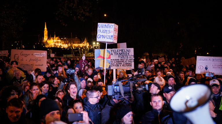 ÉLŐ: Tanártüntetés a Belügyminisztériumnál „Orbán Viktor bosszúja” ellen